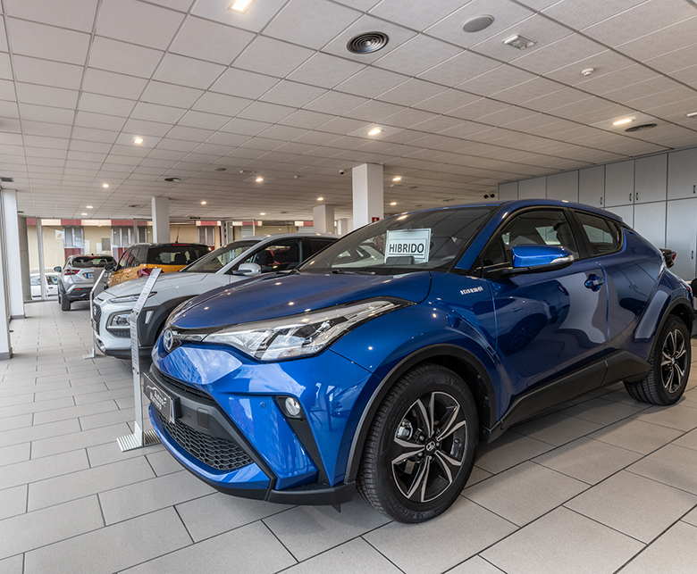 Vehículos en exposición en la sede de la compañía