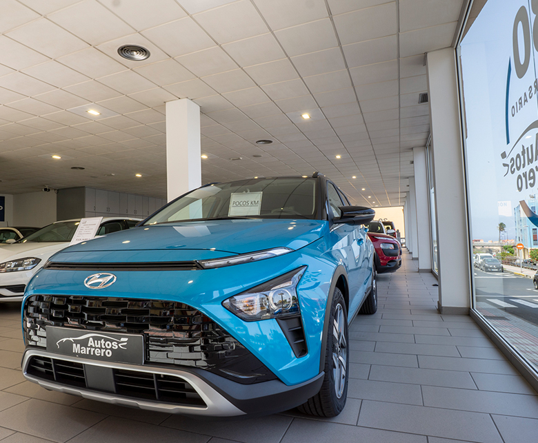 Vehículos en exposición en la sede de la compañía