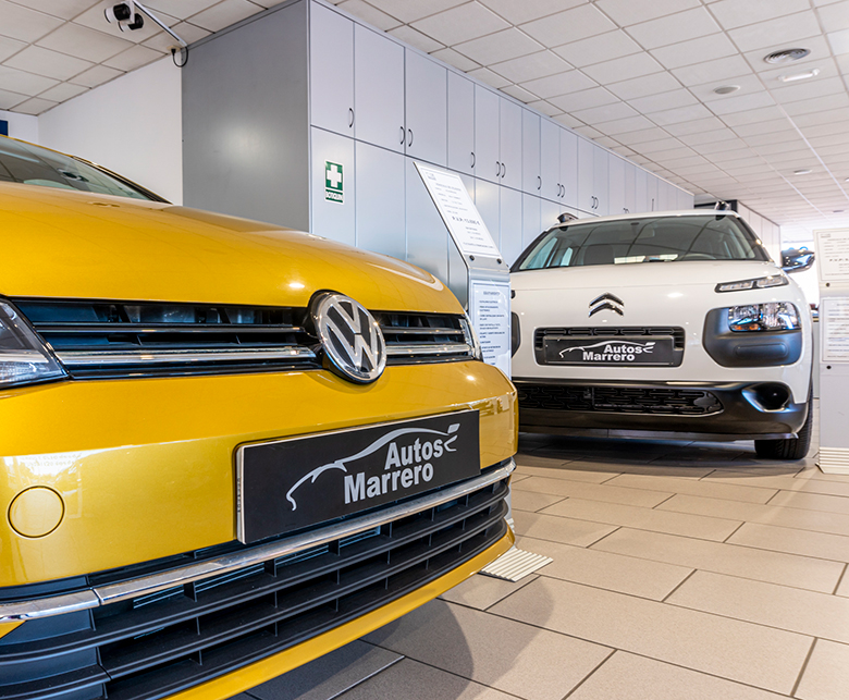 Vehículos en exposición en la sede de la compañía