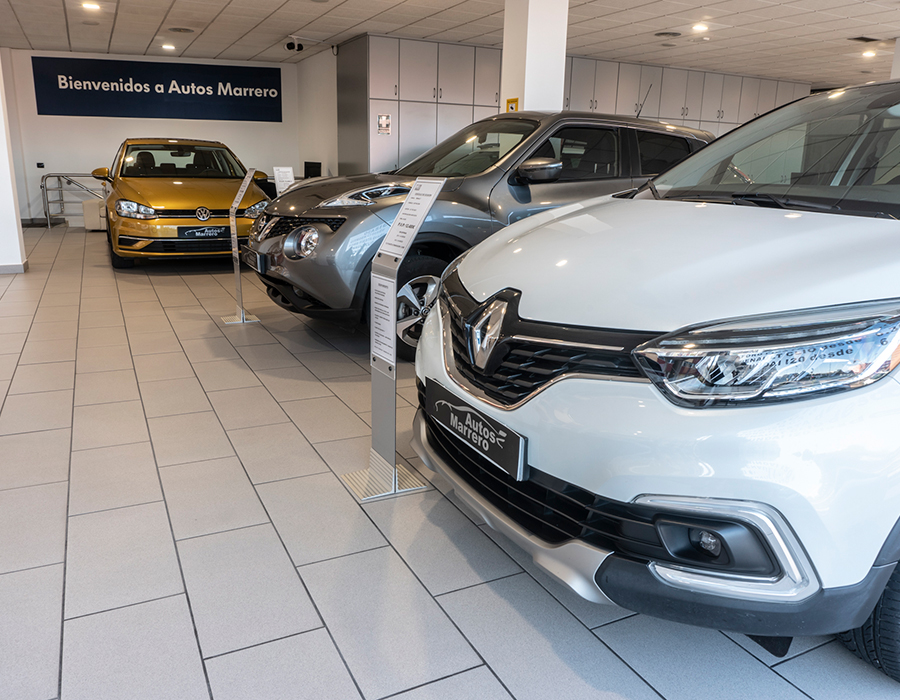 Vehículos en exposición en la sede de la compañía