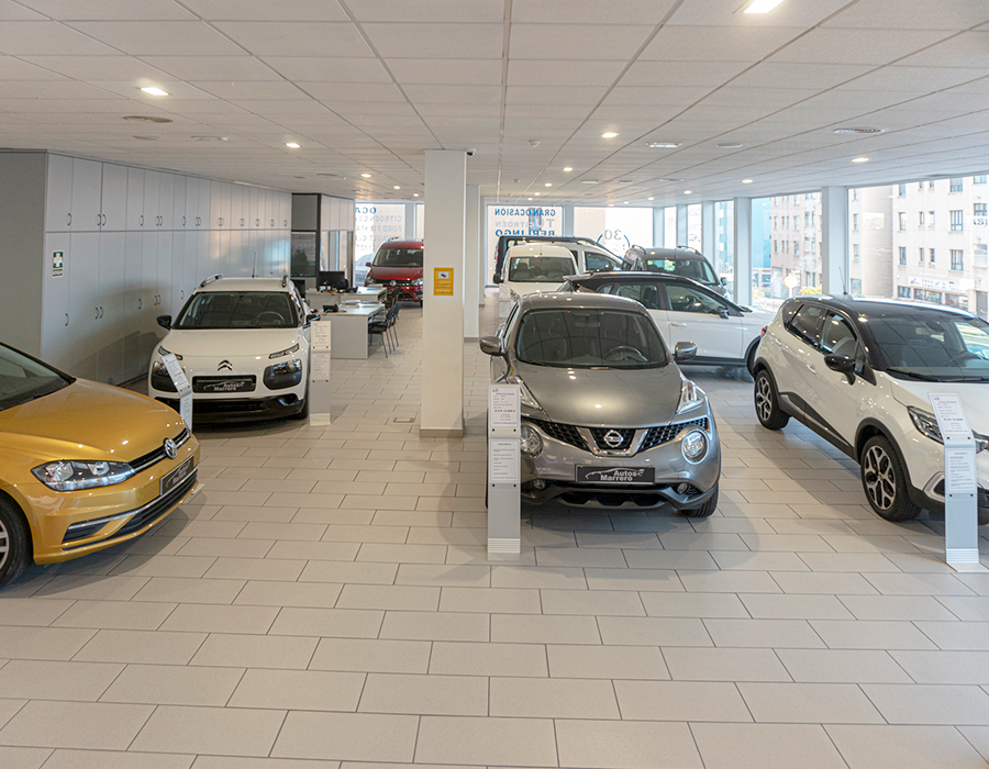 Vehículos en exposición en la sede de la compañía