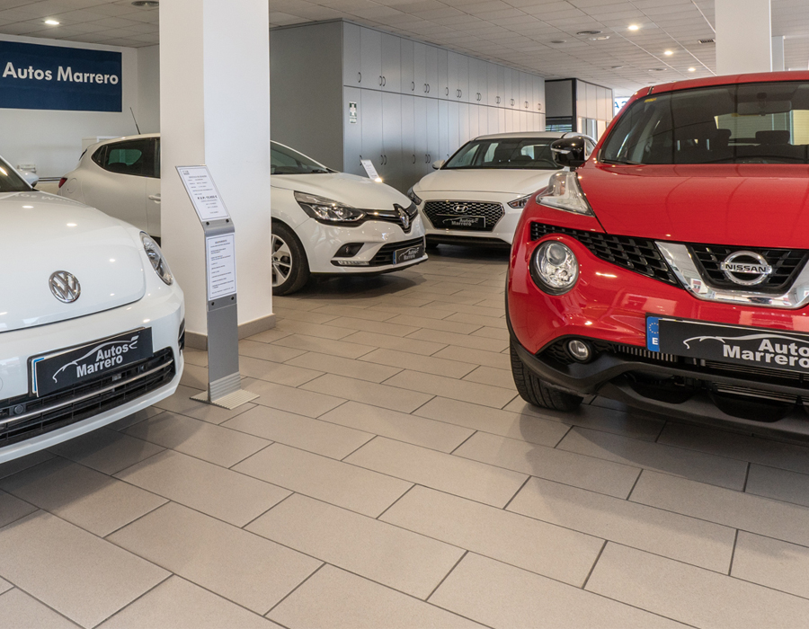 Vehículos en exposición en la sede de la compañía