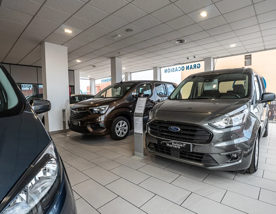 Vehículos en exposición en la sede de la compañía