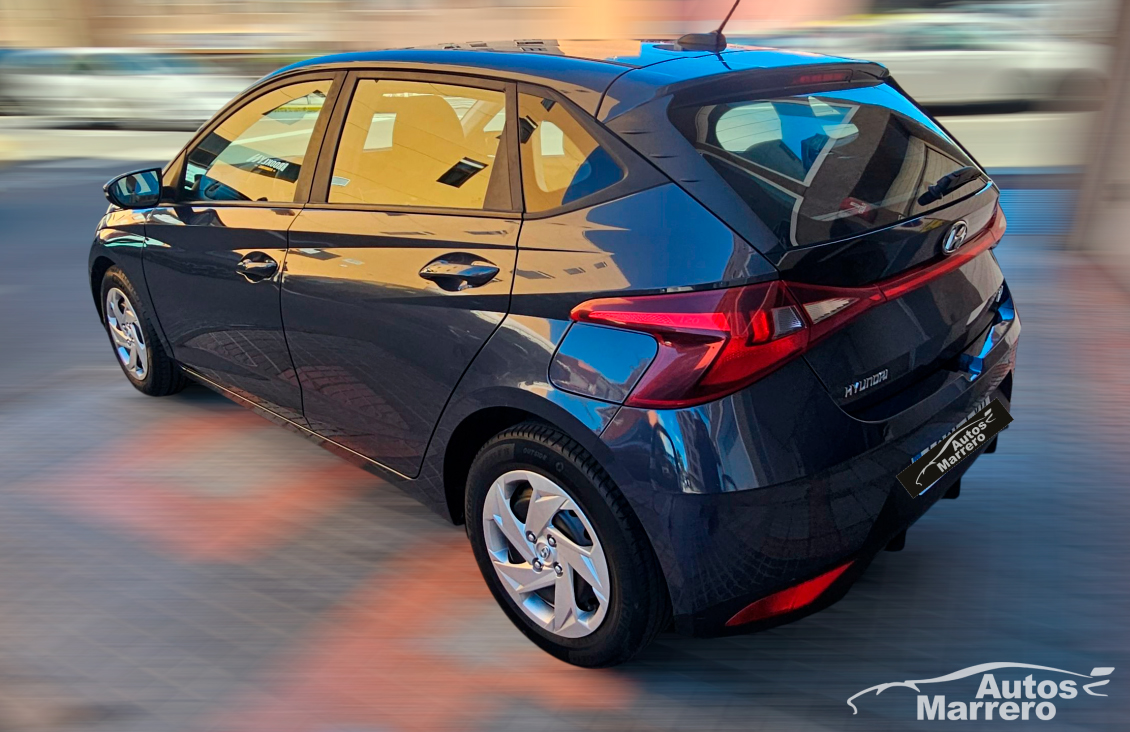 Vehículo ocasión Hyundai i20 vista trasera lateral