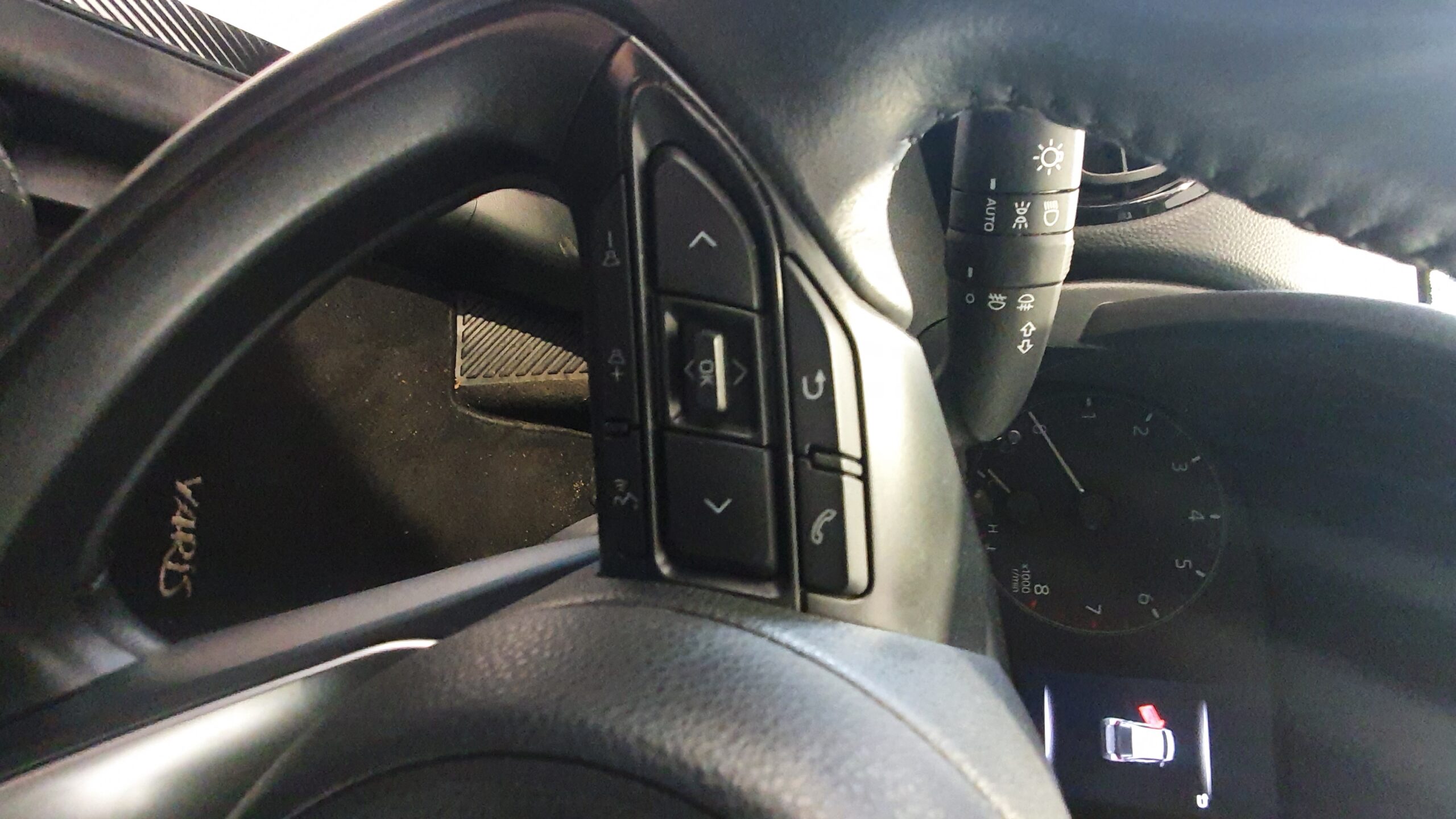 TOYOTA YARIS CROSS 1.5 115CV HI-MOVE interior