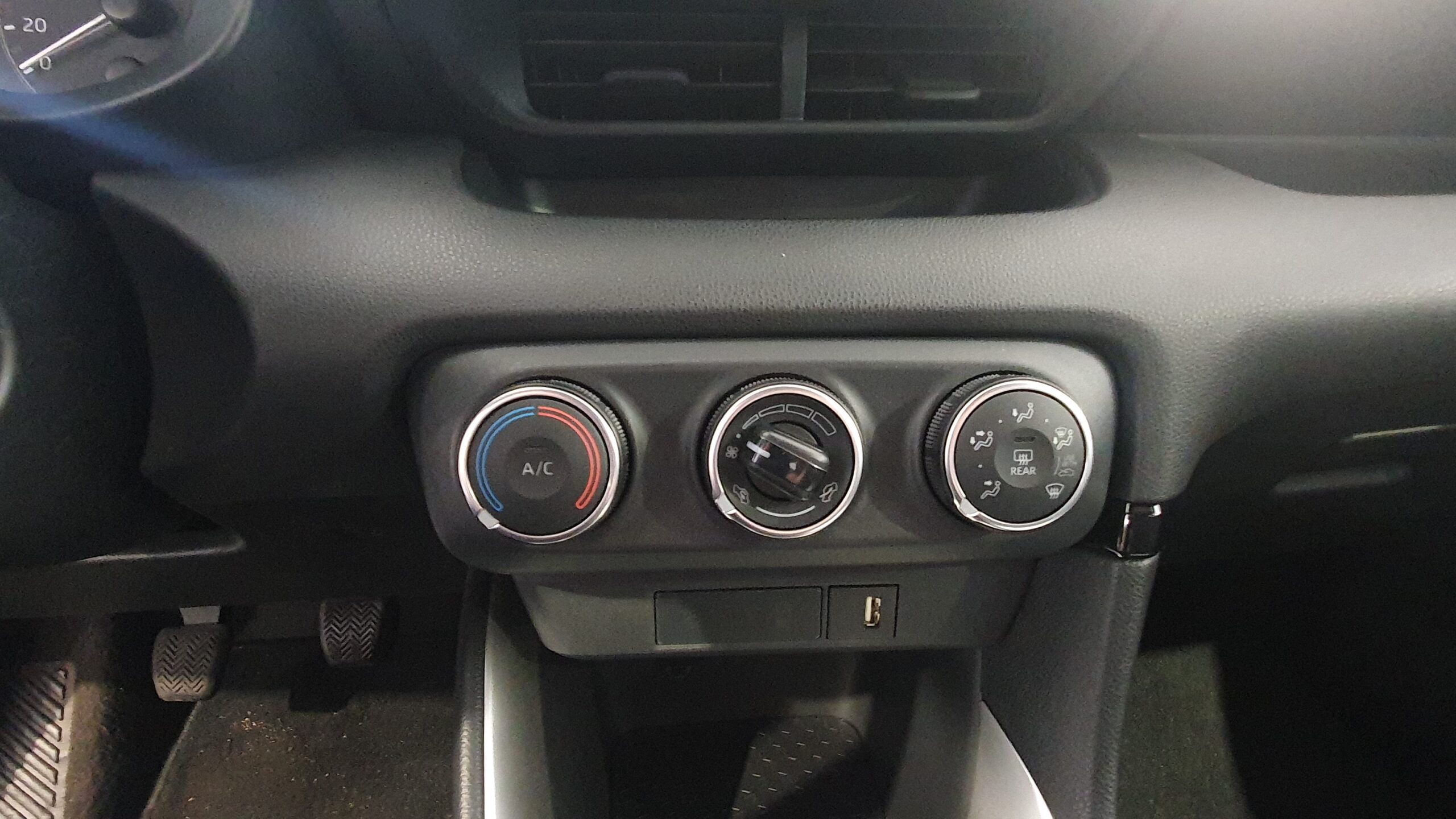 TOYOTA YARIS CROSS 1.5 115CV HI-MOVE interior