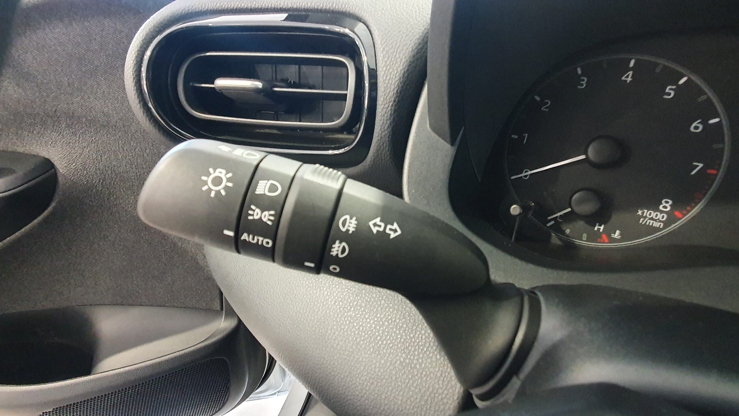 TOYOTA YARIS CROSS 1.5 115CV HI-MOVE interior