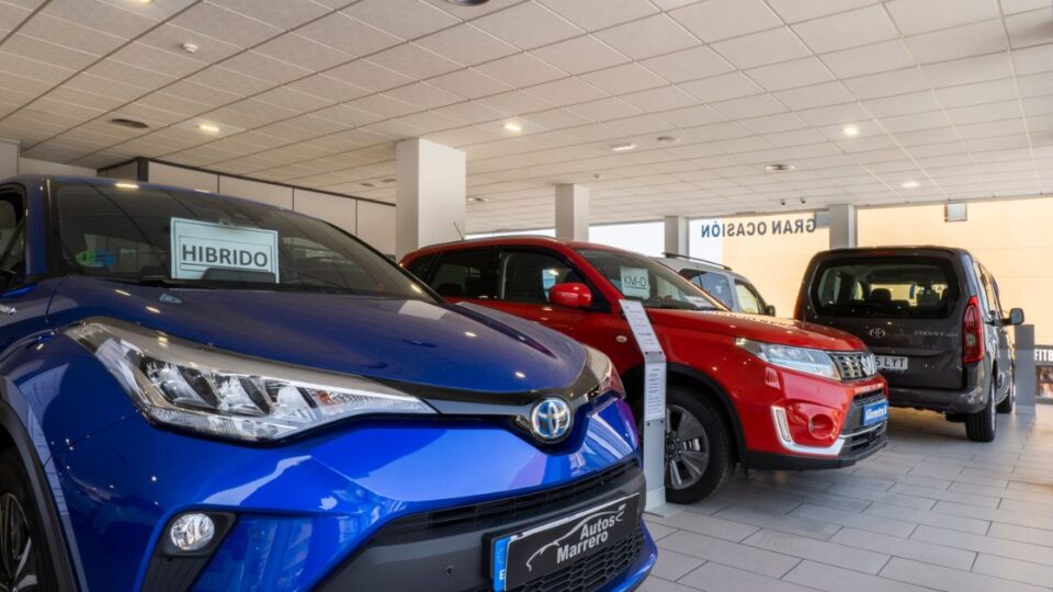 coche azul, coche rojo y de fondo uno gris - autos marrero