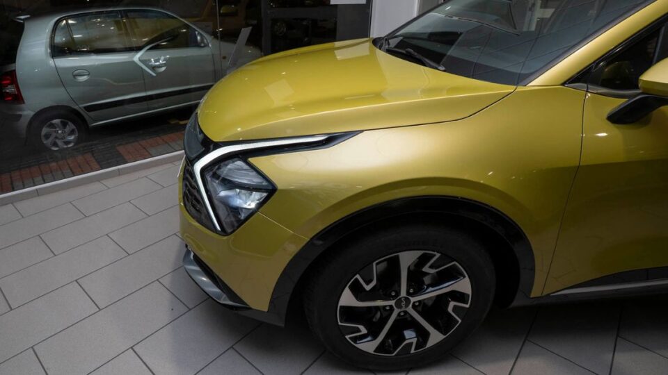 coche kia amarillo de lado- autos marrero
