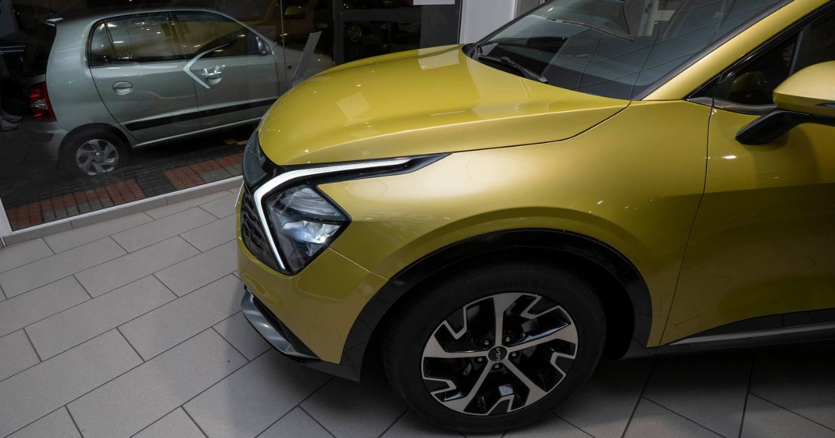 coche kia amarillo de lado- autos marrero