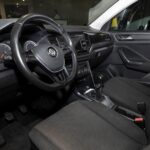 interior negro de un coche - autos marrero