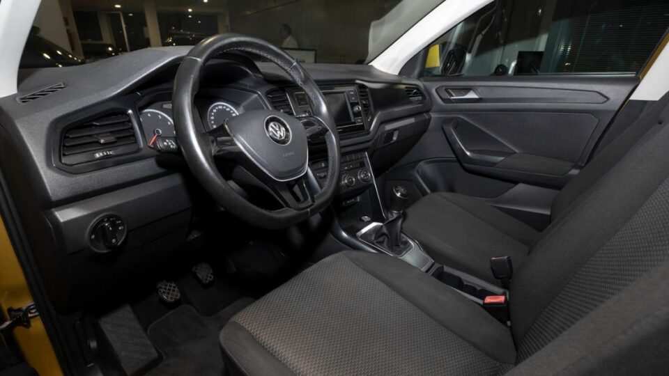 interior negro de un coche - autos marrero