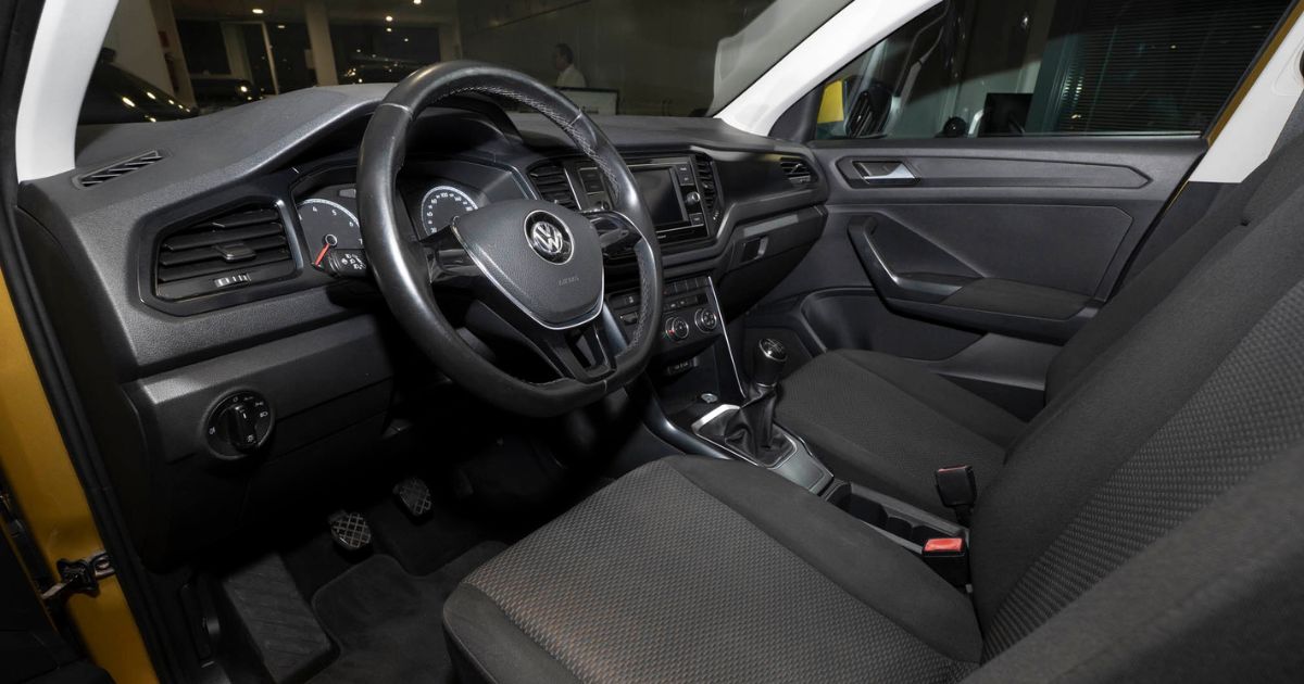 interior negro de un coche - autos marrero