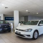 volkswagen blanco y de fondo un ford azul - autos marrero