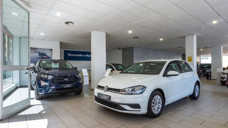 volkswagen blanco y de fondo un ford azul - autos marrero