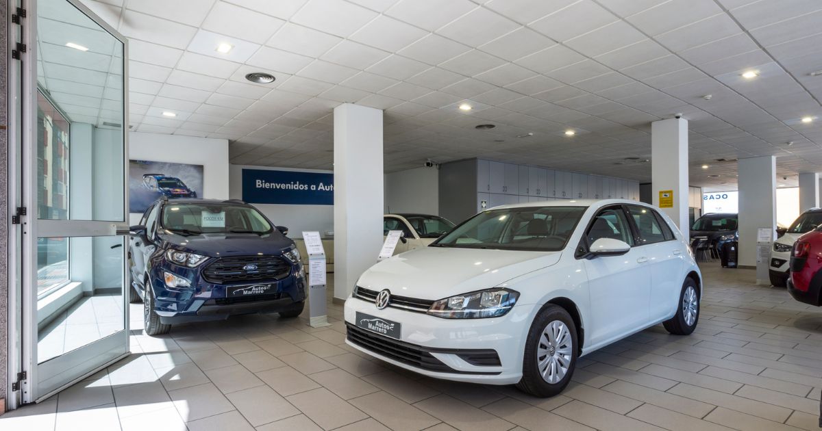 volkswagen blanco y de fondo un ford azul - autos marrero